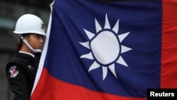 Peking tretira Tajvan kao svoju odmetnutu provinciju, dok Tajvan sebe doživljava kao suverenu državu. (Foto:Vojna počasna garda drži tajvansku nacionalnu zastavu u Tajpeju)
