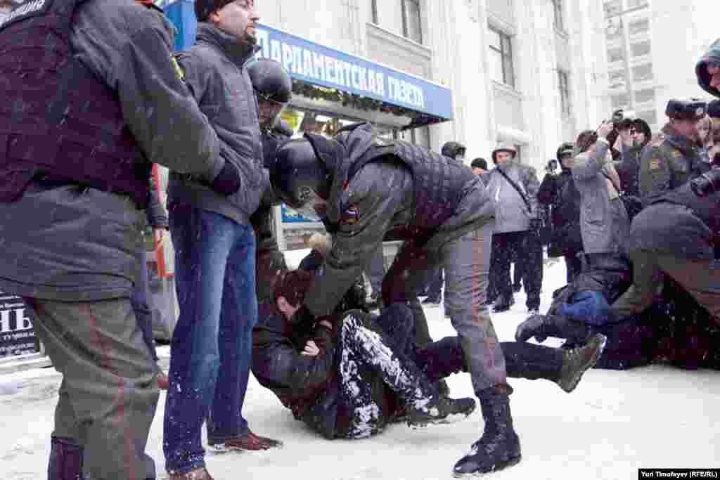 Полиция начала задержания еще до начала акции - просто по факту нахождения оппозиционеров рядом созданием Госдумы РФ. 
