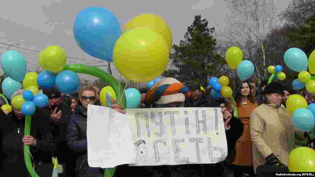 В рамках мероприятия, посвященного 200-летию со дня рождения Тараса Шевченко, крымчане вышли на массовую акцию против войны и российской оккупации Крыма. 