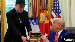 Дональд Трамп вручил Илону Маску символический ключ от Белого дома, Вашингтон, 30 мая 2025 года