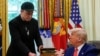 Дональд Трамп вручил Илону Маску символический ключ от Белого дома, Вашингтон, 30 мая 2025 года