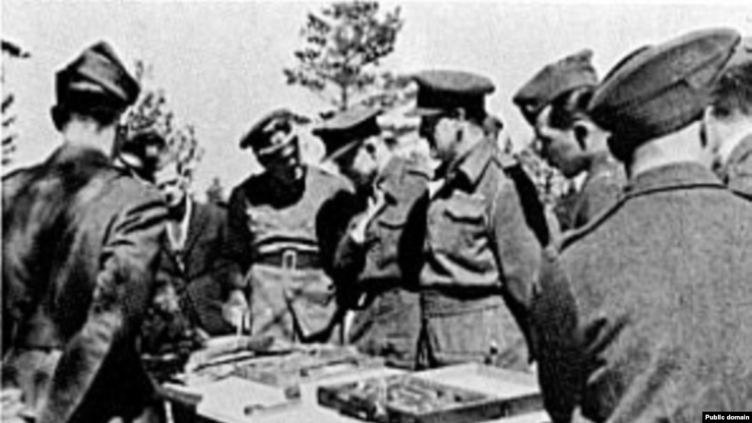 Эксгумация в 1943 году тел польских офицеров, убитых в Катынском лесу в 1940 году.