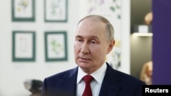 Пресс-служба Кремля утром 21 мая сообщила, что это была «рабочая поездка», и состоялась она накануне