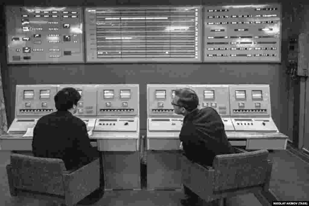 «Венера-7» – первый аппарат, который осуществил передачу данных после мягкой посадки на поверхность Венеры. Он был запущен с космодрома Байконур (Казахстан) в августе 1970 года. На фото – обработка информации перед полетом автоматической межпланетной станции «Венера-7» в вычислительном центре Центра дальней космической связи, декабрь 1970 года