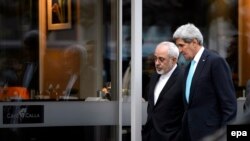 جان کری و محمد جوادظریف در جریان مذاکرات هسته‌ای، دقایقی در خیابان‌های ژنو سوئیس با یکدیگر قدم زدند
