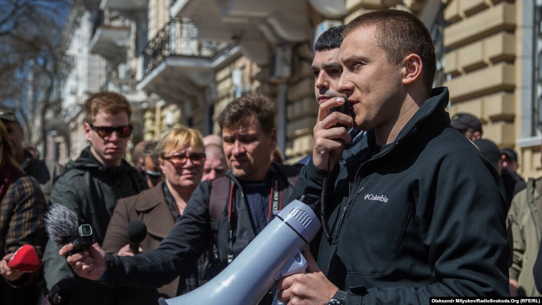 Громадський активіст Сергій Стерненко (праворуч)