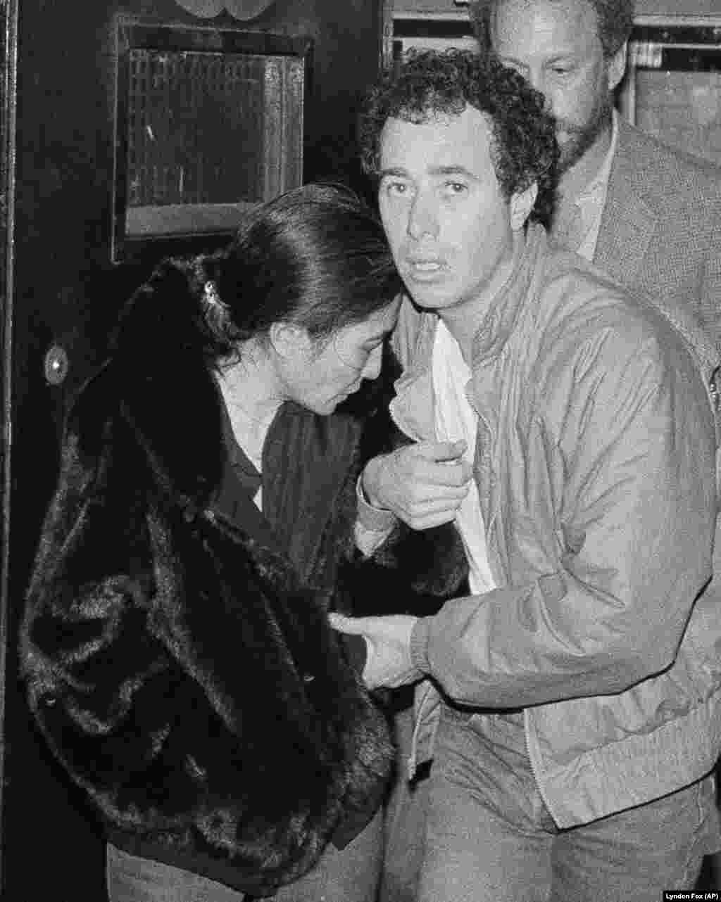 9 сьнежня 1980, Ёка Она і прадусар Дэйвід Гефэн выходзяць са шіталю імя Рузвэлта ў Нью-Ёрку пасьля сьмерці Джона Ленана.