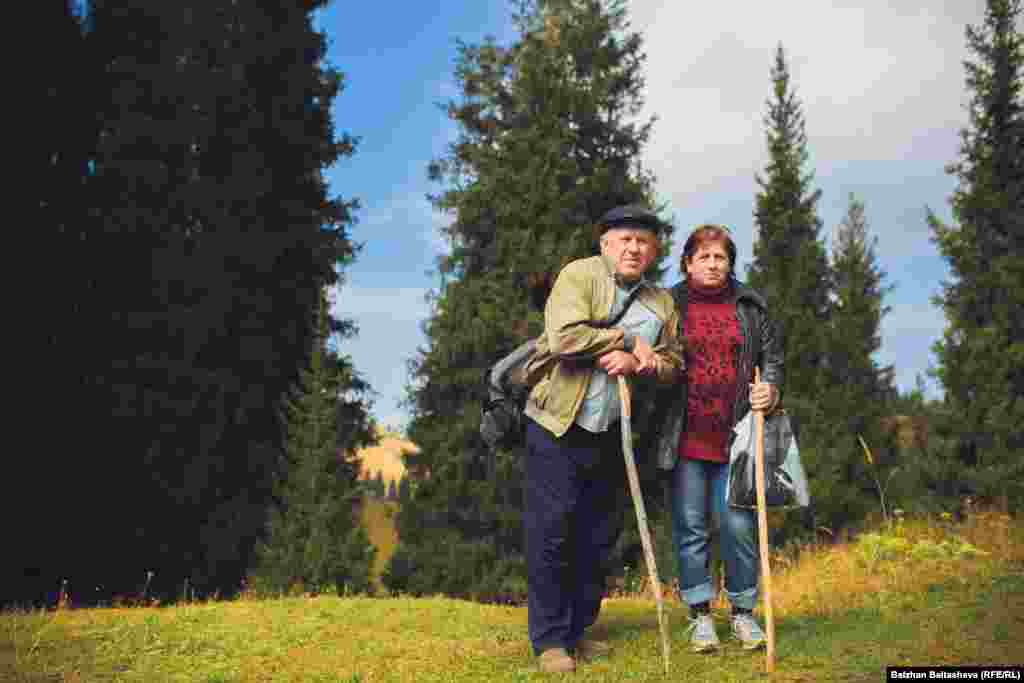 Владимир мен Валентина, 65 жаста: "Денсаулығымыз бар екенін көрсету үшін тауға сенбі сайын шығамыз. Диванда жатқанша осындай әдемілікті көріп, таудың таза ауасын жұтқанға не жетсін. Қаланың әбігер тірлігінен кейін жаның мен тәнің тынығып қалады. Шетелге барудың керегі де жоқ".