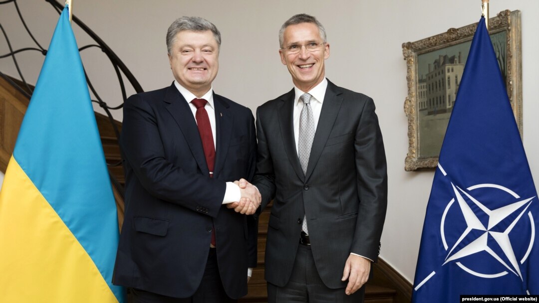 Президент України Петро Порошенко (ліворуч) і генеральний секретар НАТО Єнс Столтенберґ. Брюссель, 24 листопада 2017 року