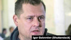 Він закликав жителів Дніпра не виходити з укриттів.