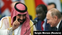 ولادیمیر پوتین، رئیسجمهوری روسیه (سمت راست) و محمد بن سلمان، ولیعهد سعودی