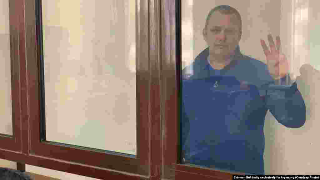 Фрілансер Крим.Реалії Владислав Єсипенко в залі суду, Сімферополь, 30 квітня, 2021 року. Фото «Кримської солідарності». Російська влада звинуватила журналіста у зберіганні вибухівки й засудила його до 5 років ув'язнення. Він досі перебуває за ґратами