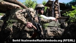 Боєць ЗСУ неподалік міста Золоте-4, в зоні розведення сил та засобів, поблизу КПВВ «Золоте» на Луганщині