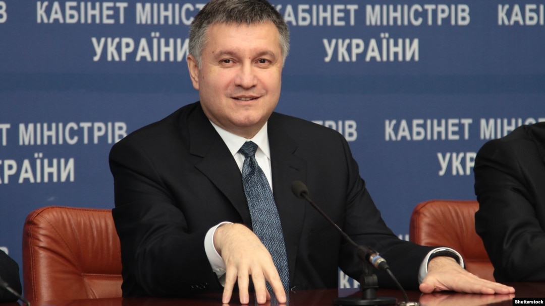 Міністр внутрішніх справ Аваков разом із військовою прокуратурою 24 травня заявив про затримання 25 екс-керівників податкових органів у справі про завдання державі збитків у 97 мільярдів гривень
