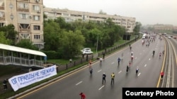 Баннер «От правды не уйдешь» на алматинском марафоне, 21 апреля 2019 года