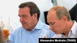 Ґерхард Шредер (л) і Володимир Путін, архівне фото, 2011 рік