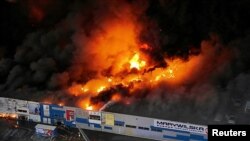 Vedere din dronă a centrului comercial Marywilska 44 care arde în timpul unui incendiu masiv în Varșovia. Polonia, 12 mai 2024. 