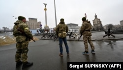 Бойцы Сил территориальной обороны на майдане Незалежности в Киеве, 2 марта 2022 года