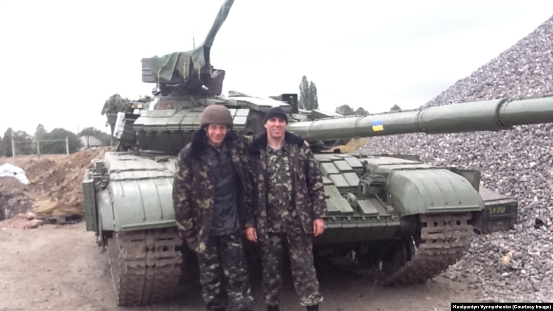 Боєць батальйону імені генерала Кульчицького НГУ Костянтин Винниченко (праворуч). Дебальцеве, осінь 2014 року