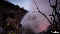 Попередньо, горить дах багатоповерхівки. Фото ілюстративне 