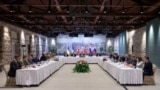 Украинская и российская делегации на переговорах в Стамбуле, 16 мая 2025 года