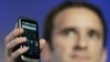 Високий посадовець Google Маріо Кейрос демонструє телефон Nexus One 