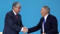 Президент Казахстана Касым-Жомарт Токаев (слева) и бывший президент Нурсултан Назарбаев. 23 апреля 2019 года.
