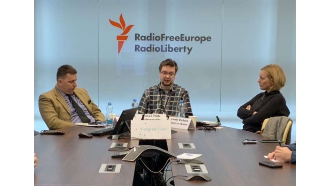 Члени «Команди для України»: в центрі Томаш Флідр, праворуч Ленка Віхова, ліворуч Петр Пойман
