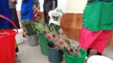 Продажа цветов в Ашхабаде. Одна из связок роз упакована в газеты с портретом президента Сердара Бердымухамедова 