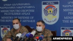 Заместитель командующего Армией обороны Армении Артур Саргсян (справа) на пресс-концеренции, 2 октября 2020 г.