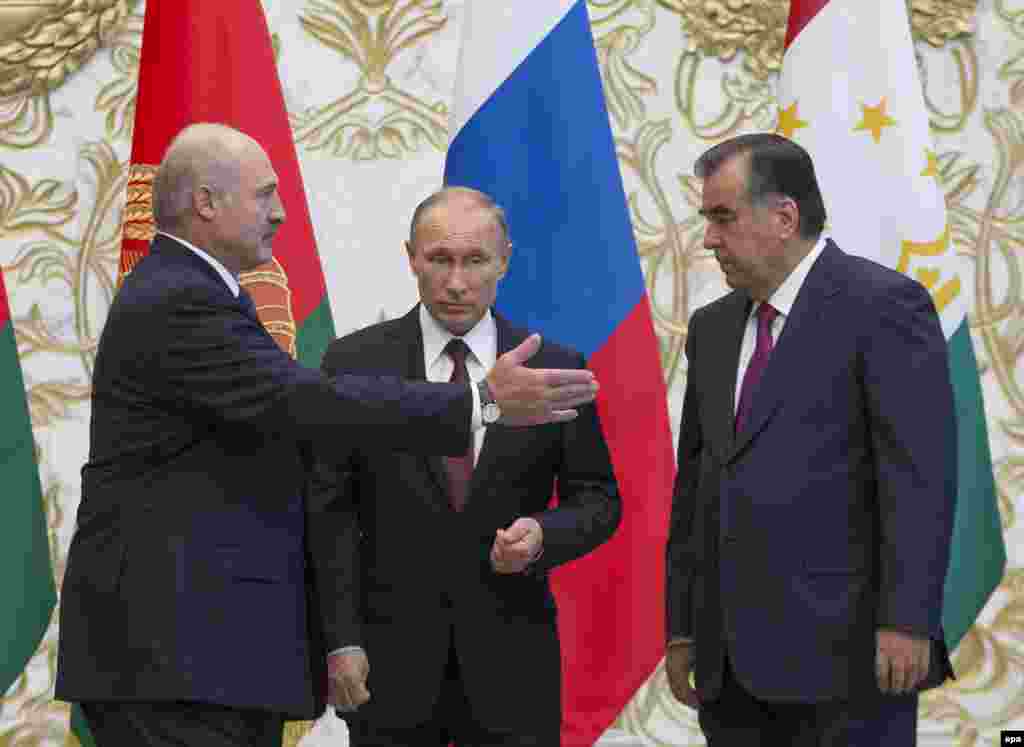 Президенты Беларуси, России и Таджикистана - Александр Лукашенко, Владимир Путин и Эмомали Рахмонов