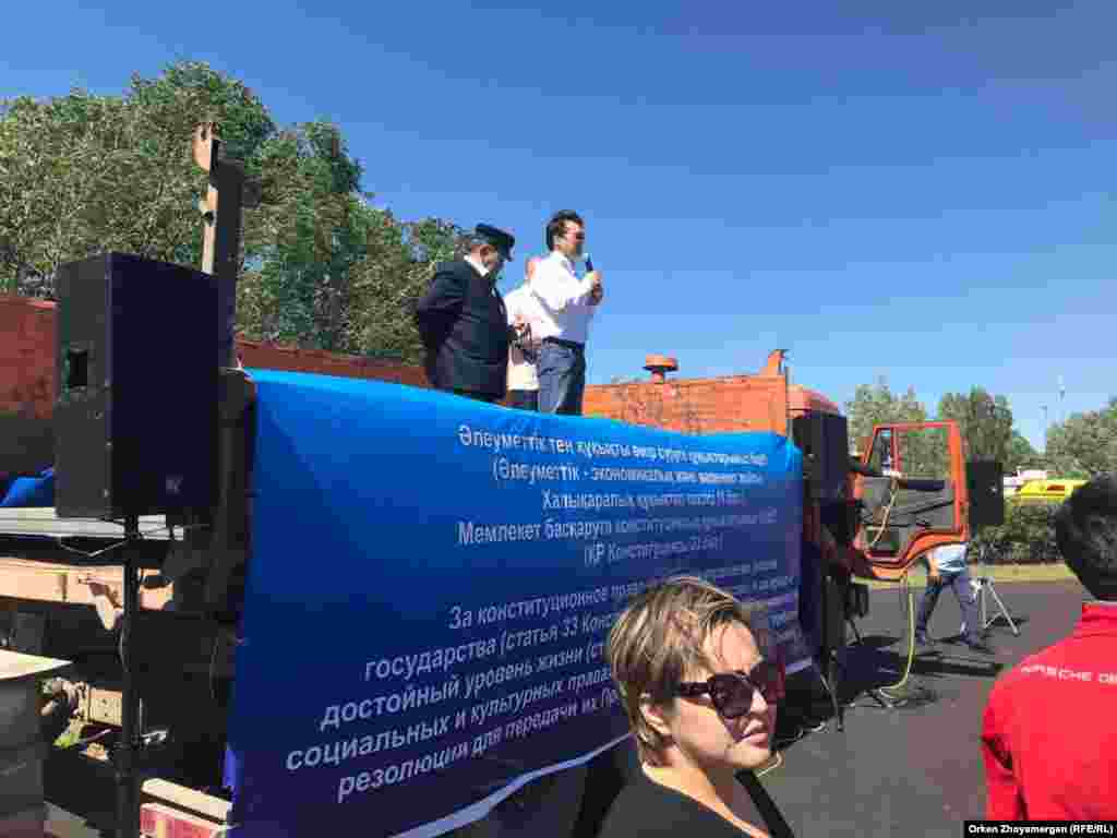 В Нур-Султане 30 июня прошел санкционированный митинг, организаторами которого выступили провластные активисты. Разрешение на его проведение столичный акимат выдал главе экологического альянса «Байтақ-Болашақ» провластному активисту Азаматхану Амиртаю.
