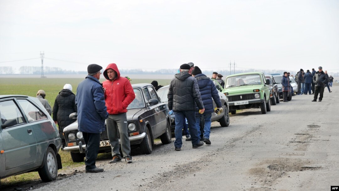 Люди, яких евакуювали через пожежу і вибухи на складах у Балаклії, 23 березня 2017 року