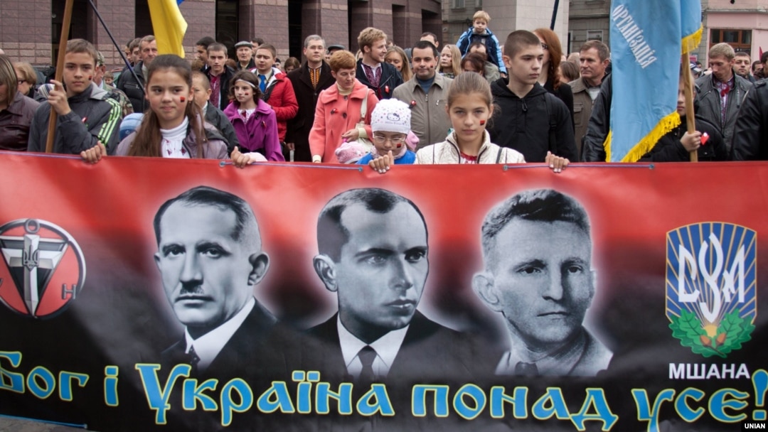 Марш славы Украинской повстанческой армии (УПА). На баннере портреты Евгения Коновальца, Степана Бандеры и Романа Шухевича (слева направо). Львов, 14 октября 2012 года 