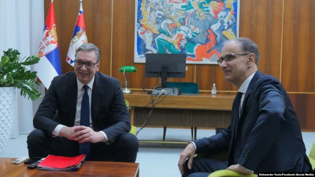 Președintele sârb Alexandr Vučić și noul premier Djuro Macut