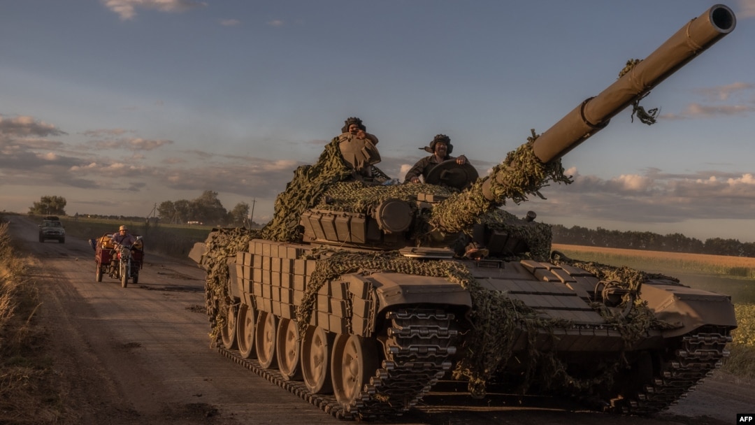 Украински военнослужещи управляват танк Т-72 съветско производство в Сумската област, близо до границата с Русия, на 12 август 2024 г., по време на руската инвазия в Украйна.