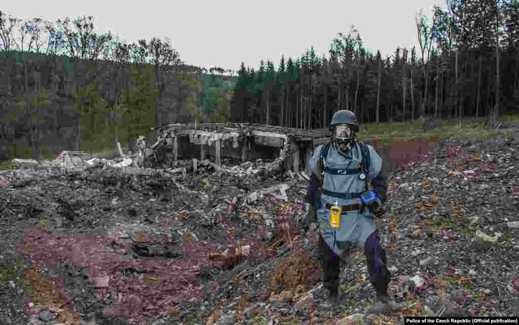 Піротехнік оглядає місце після вибуху в 2014 році. Існує «обґрунтована підозра щодо ролі членів російської військової розвідки… у вибуху», заявив прем’єр-міністр Чехії Андрей Бабіш