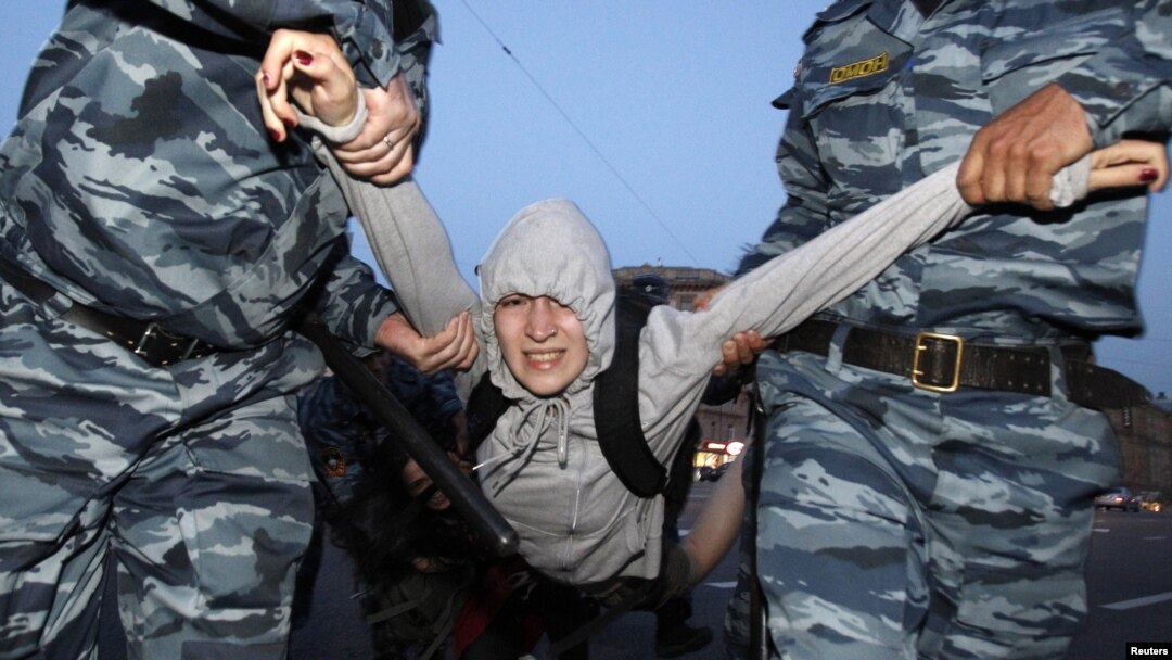 Полицейские задерживают активиста оппозиции. Москва,16 мая 2012 года.