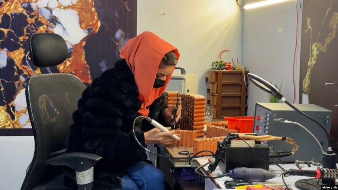 Zahra Ali, 22, pravi punjive baterije koje pomažu da se nadomesti nepouzdane električne mreže u Avganistanu
