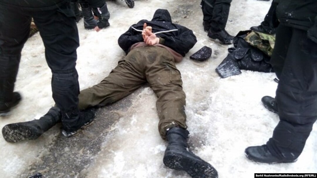 Під Солом'янським судом затримали чоловіка, який за словами поліції, поранив правоохоронця, 15 лютого 2018 року