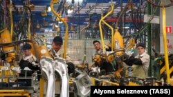 Ruska autoindustrija je zbog sankcija zabilježila veliki pad proizvodnje u prošloj godini (na slici "Ladina" fabrika u Iževsku, arhivska fotografija)