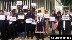 زنان ایرانی سال‌هاست برای ورود به ورزشگاه‌ها به ویژه استادیوم‌های فوتبال تلاش می‌کنند (عکس آرشیوی است)