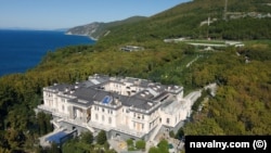 Фото з розслідування Олексія Навального про "палац Путіна" та прилеглу власність на узбережжі Чорного моря