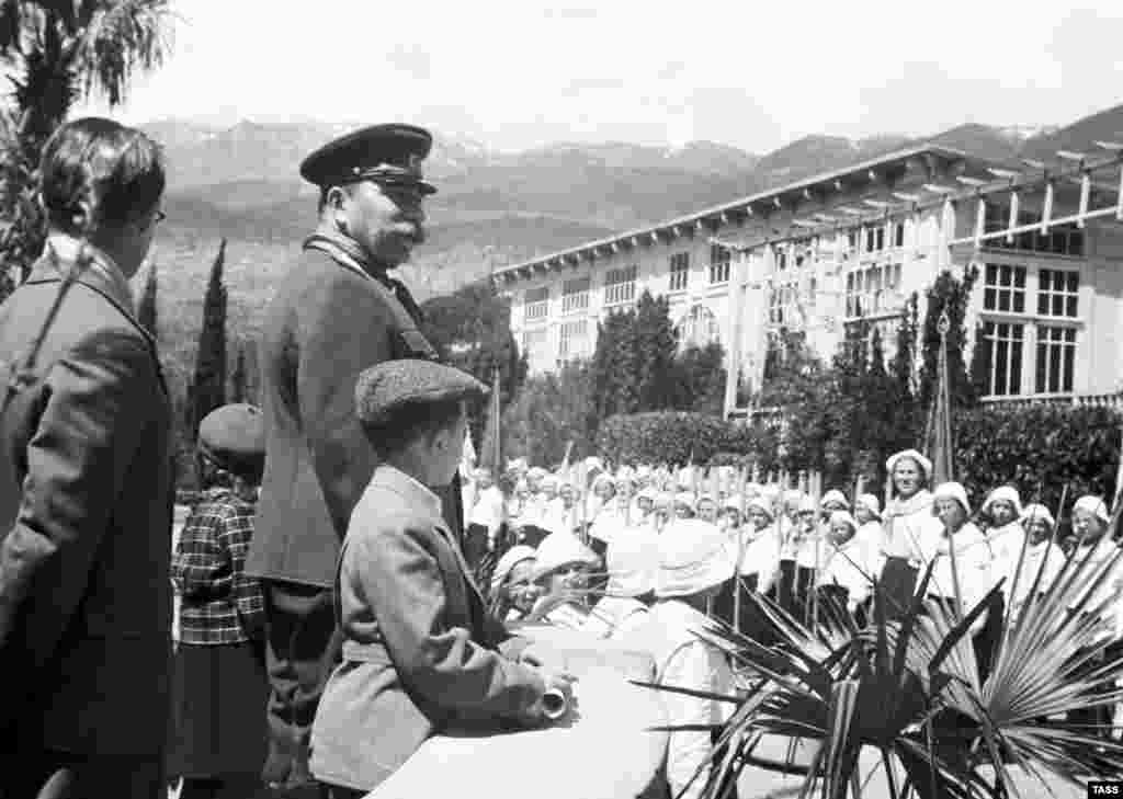 «Артек» был открыт в 1925 году при поддержке Российского общества Красного Креста. Изначально лагерь служил санаторием для детей, больных туберкулезом На фото - Маршал Советского Союза Семен Буденный в «Артеке», 1946 год