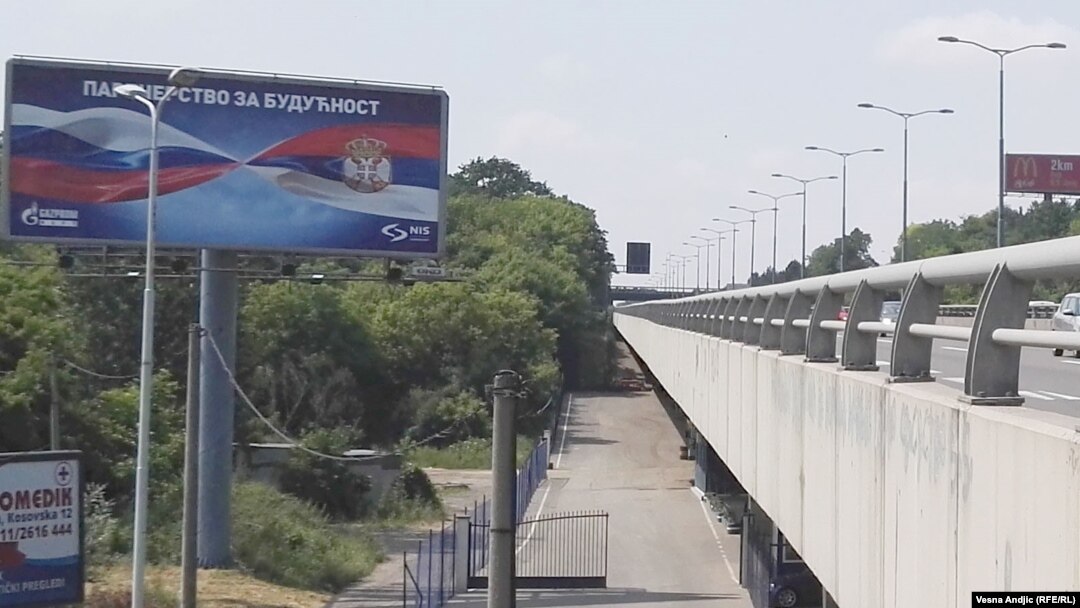 Bilbord na putu ka aerodromu u Beogradu