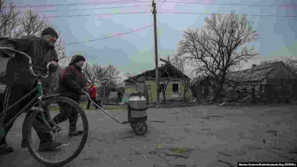 Вулиця Авдіївки після недільного обстрілу &laquo;Градами&raquo;, 27 березня 2017 року ПЕРЕГЛЯНЬТЕ&nbsp;ФОТОГАЛЕРЕЮ