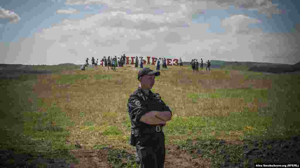 Гості й учасники свята пішли фотографуватися до напису «Хидирлез» за межу поліцейського оточення