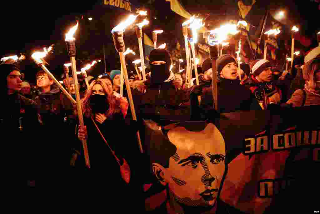 У Києві вшанували 106-у річницю від дня народження провідника ОУН Степана Бандери. Активісти &laquo;Правого сектору&raquo;, ВО &laquo;Свобода&raquo; та КУН пройшли смолоскиповим маршем від парку імені Тараса Шеченка до майдану Незалежності. В акції взяли участь кілька тисяч людей. 1 січня 2014 року