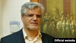 محمود صادقی، قوه قضائیه جمهوری اسلامی را متهم کرده که سود ناشی از حساب‌های در اختیار را صرف «مسکن و مزایای قضات» خود می‌کند.