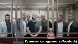 Фигуранты бахчисарайского дела «Хизб ут-Тахрир» и крымский адвокат Эдем Семедляев в зале Южного окружного военного суда, 2019 год